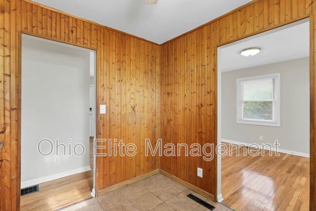 Building Photo - 1028 S Harris Ave