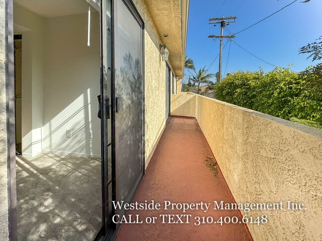 Building Photo - Mar Vista Townhouse Style 2BD + 2BA W/Roof...