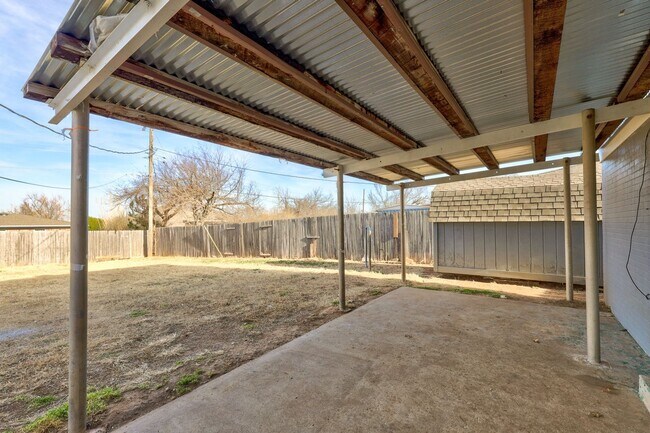 Building Photo - 4 bed, 1.5  house in Yukon