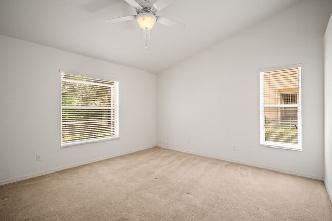 Building Photo - Beautiful Villas 3 beds 2 baths in a Gated...