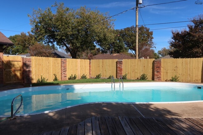 Building Photo - 4819 Royal Oak St