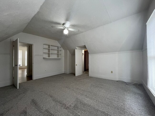Building Photo - 824 E Denver St