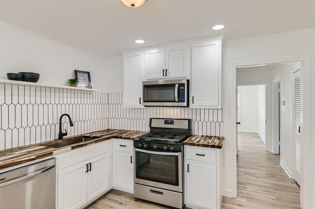 Building Photo - 902 Hackberry St