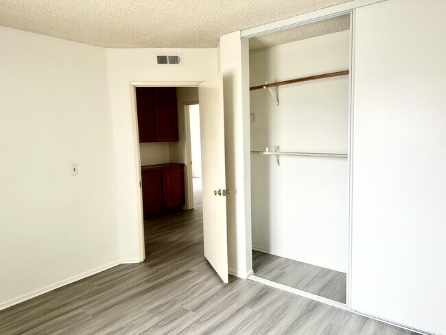 Building Photo - 6950 Bullock Dr