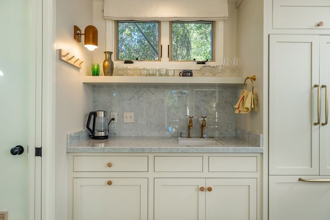 Building Photo - Downtown bungalow