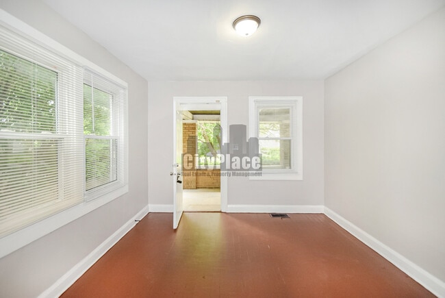 Building Photo - 925 N Gladstone Ave