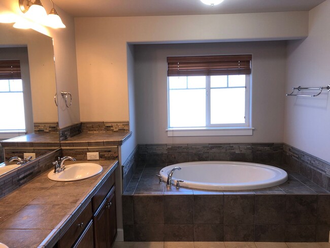Building Photo - 4 Bedroom / 2.5 Bathroom Home in SE Bend