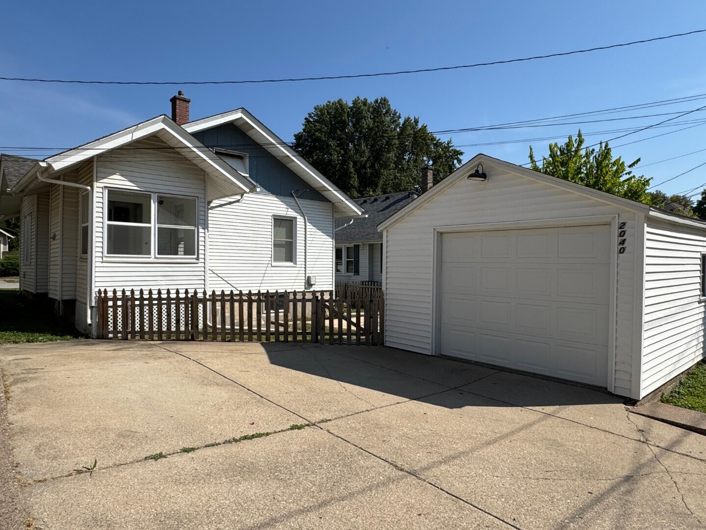 Building Photo - 2040 Tremont Ave