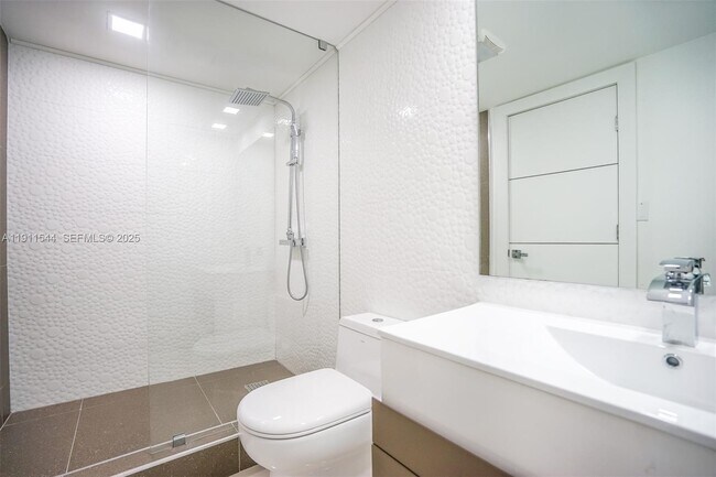 Building Photo - 7601 E Treasure Dr