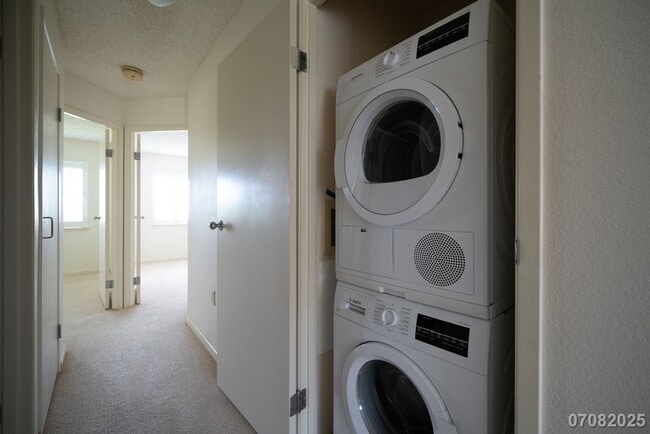 Building Photo - 2 Bedroom 2 Bathroom 2 Assigned Parking in...