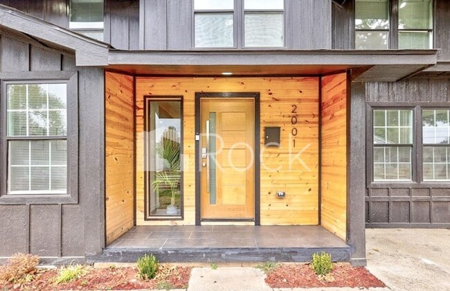 Building Photo - 4 Bedroom Home with 2.5 Bathrooms on a Corner Lot near Plaza District