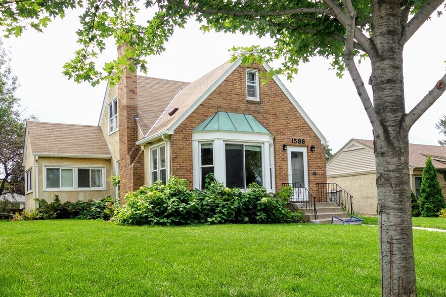 Charming curbside - 1588 Hillcrest Ave