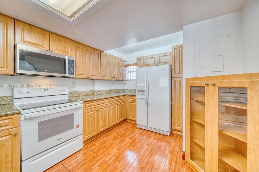 Building Photo - 840 SW 105th Ave