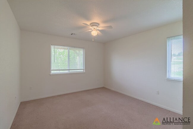 Building Photo - Town Home in West Manhattan!