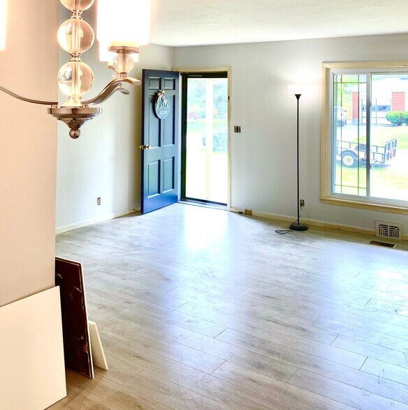 Building Photo - 8003 Broadfern Dr