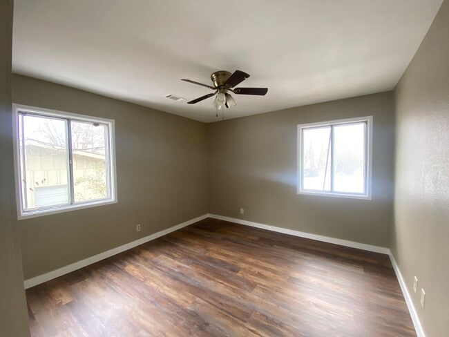 Building Photo - 733 Parkview St