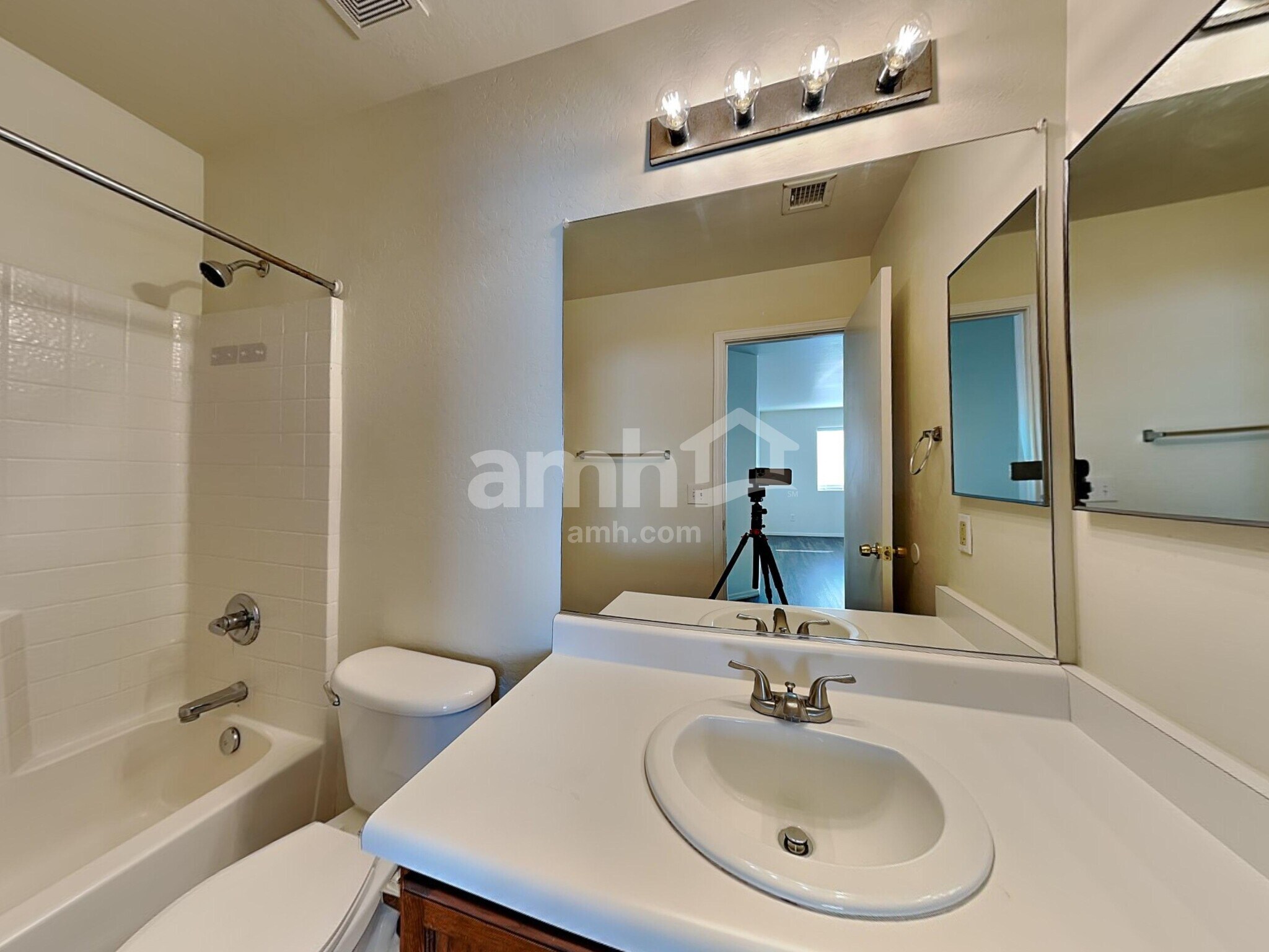 Building Photo - 15827 W Monroe St