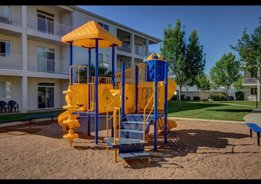 Building Photo - 1845 W Canyon View Dr