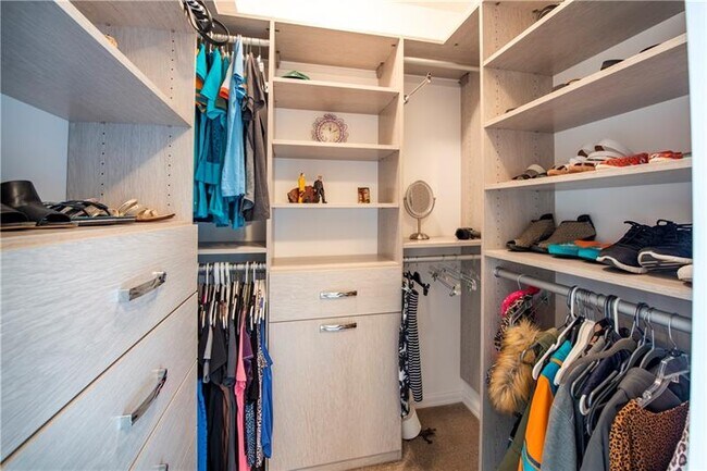 Building Photo - 347 N New River Dr E