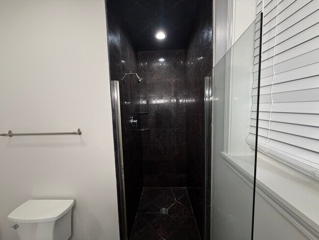 Building Photo - 1347 N Sedgwick St