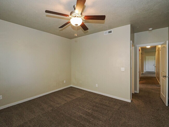 Building Photo - 3 Bedroom, 2 Bathroom Condo