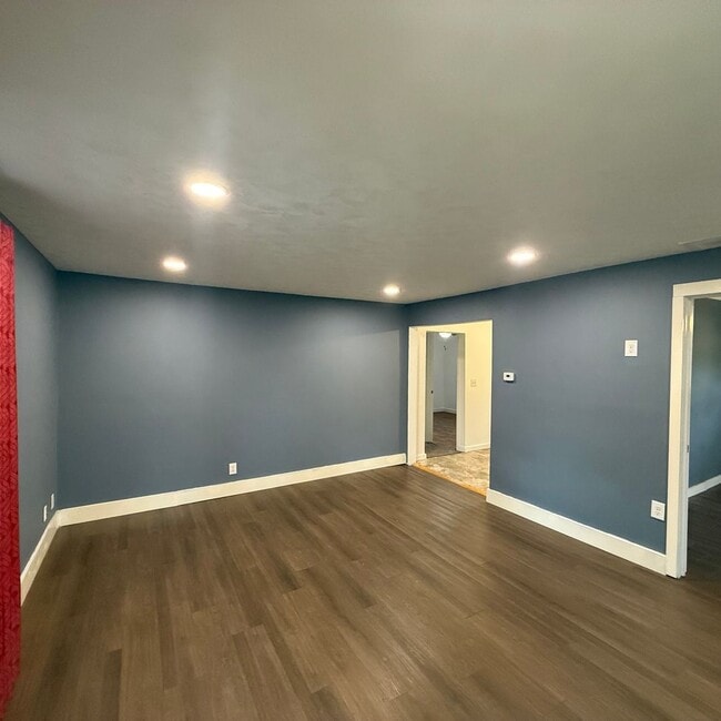 Building Photo - 3 bedroom 1 bath Bungalow with Large fenced in back yard available now.