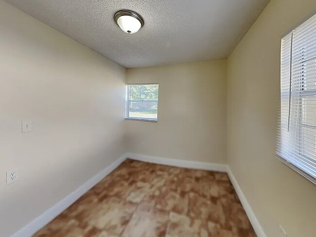 Building Photo - 5435 Lily St