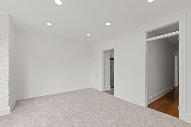 Building Photo - Spacious 1 Bedroom Apartment with Den - In Unit Laundry!