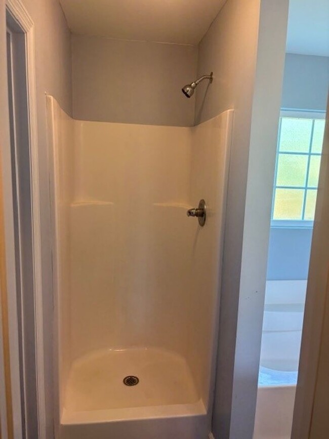 Building Photo - Beautiful 3 bedroom, 2.5 bath home with Bo...