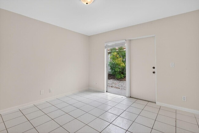 Building Photo - 536 SE 20th Ave