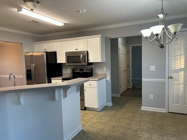 Building Photo - Spacious Family Rental in Prime Location