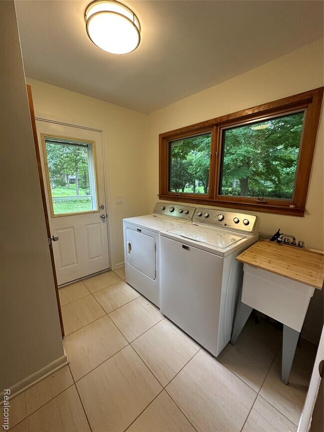 Building Photo - 6606 Vachon Ct