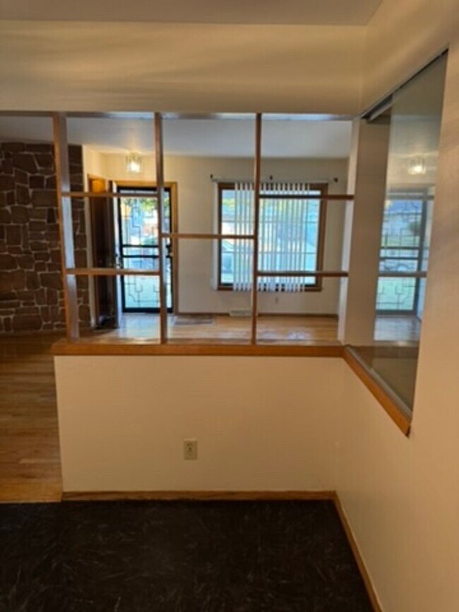 Building Photo - 3-Bedroom Single Family in a great neighborhood - Available October 15!