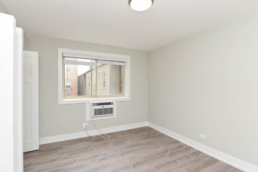 Building Photo - 447 W Surf St