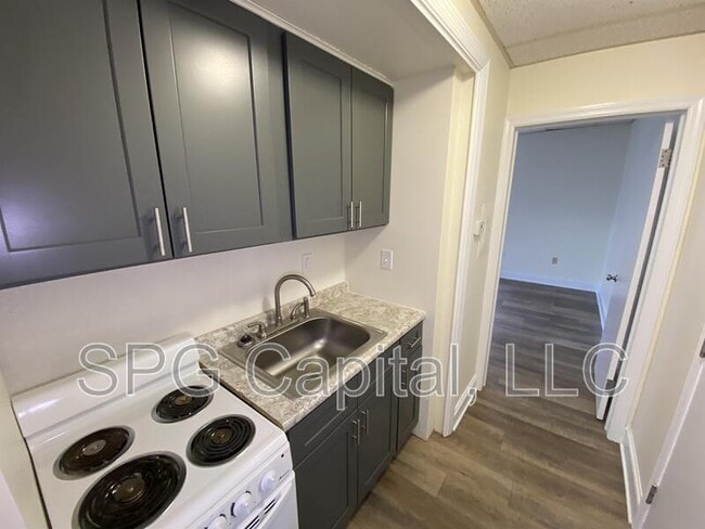 Building Photo - 5 Center Square