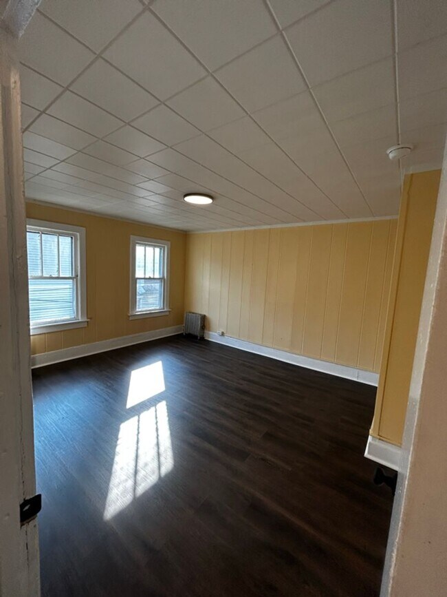 Building Photo - 325 Main St