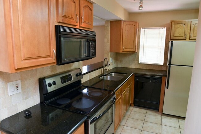 Building Photo - 936 Aragon Ave