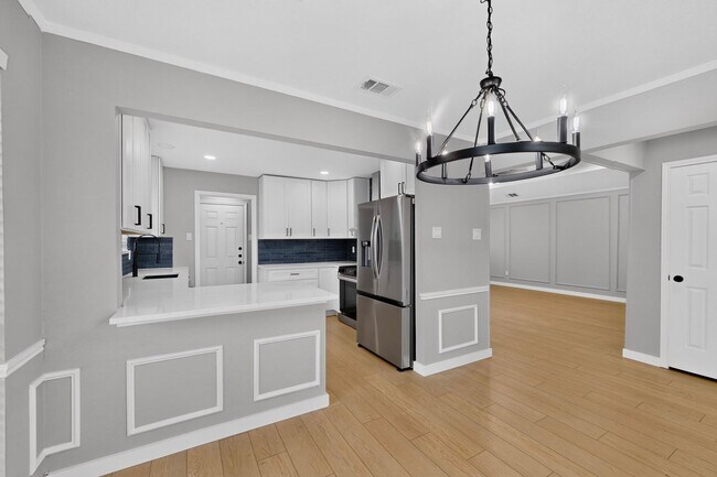 Building Photo - 620 W Stoneybrook Dr