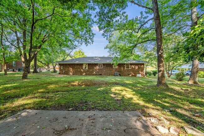 Building Photo - AVAILABLE NOW!! 4 bedroom Brick Ranch Style Home