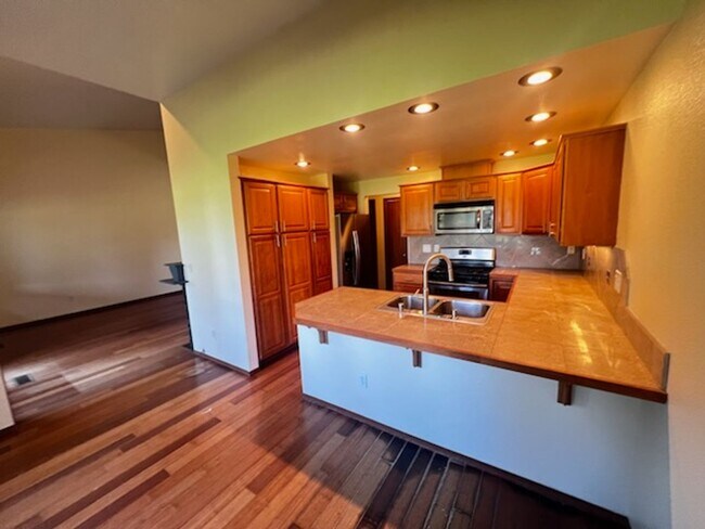 Building Photo - Condo with a golf course view