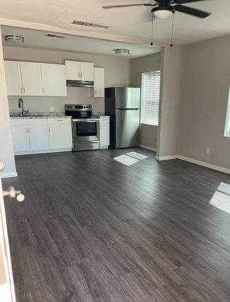 Building Photo - AFFORDABLE & UPDATED PHOENIX LIVING – PRIME LOCATION 1 BEDROOM OWENR OFFERING $500 GIFT CARD SUCC...