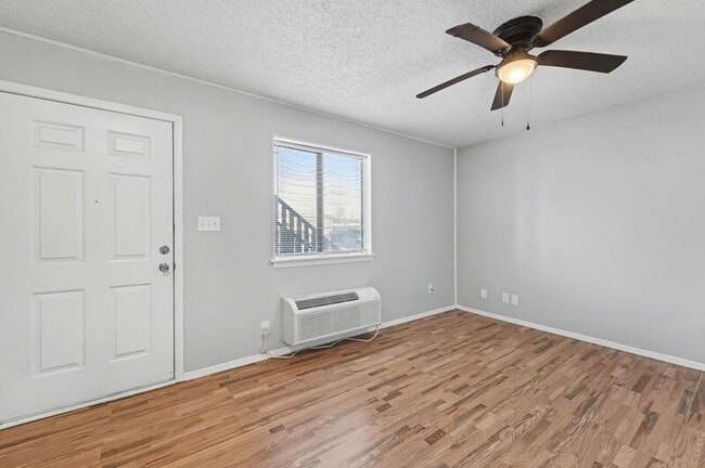 Building Photo - 1045 S Happy Hollow Rd