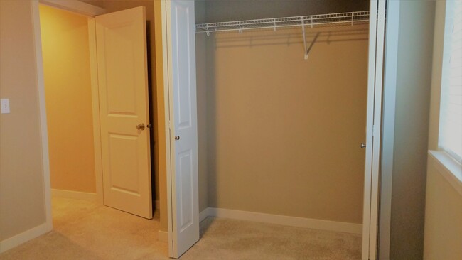 Building Photo - Spacious Fife 3 Bedroom with Fenced  Yard!