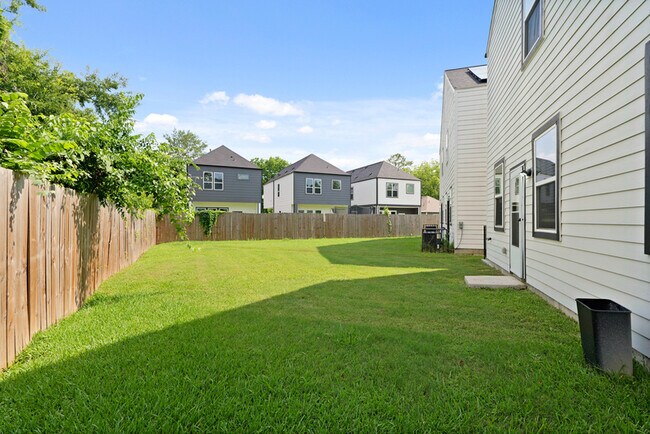 Building Photo - 5544 Shreveport Blvd