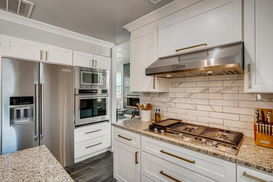 Building Photo - 2201 Rosemary Ln