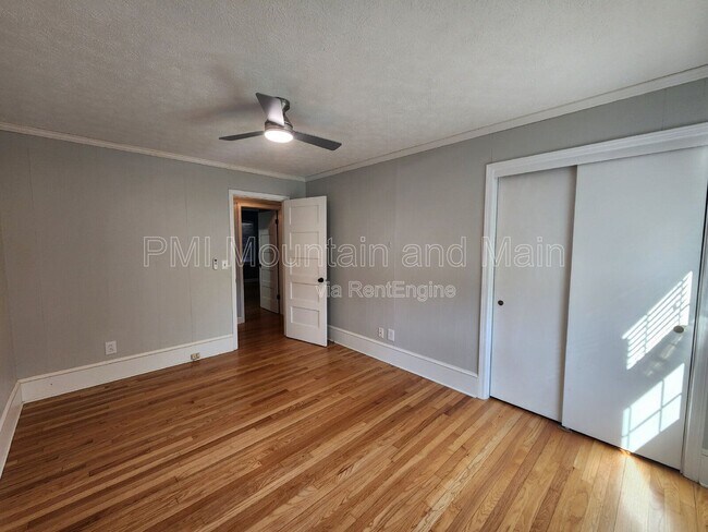 Building Photo - 1220 Woodmont Dr