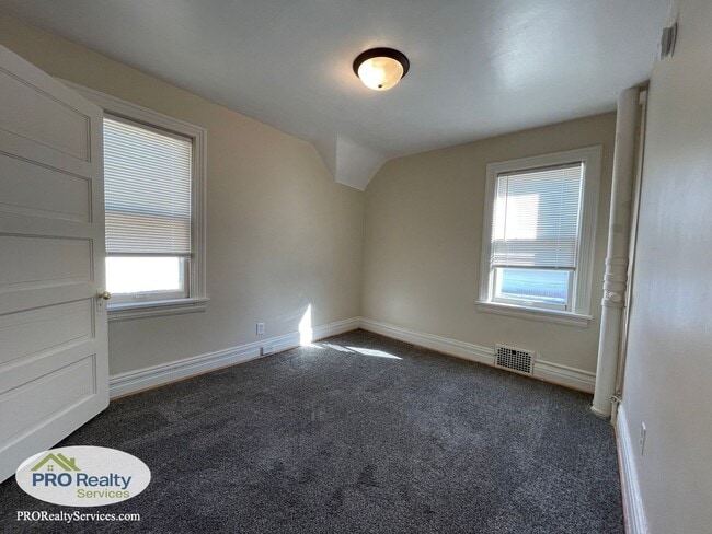 Building Photo - 3 Bedroom Plus Den Home