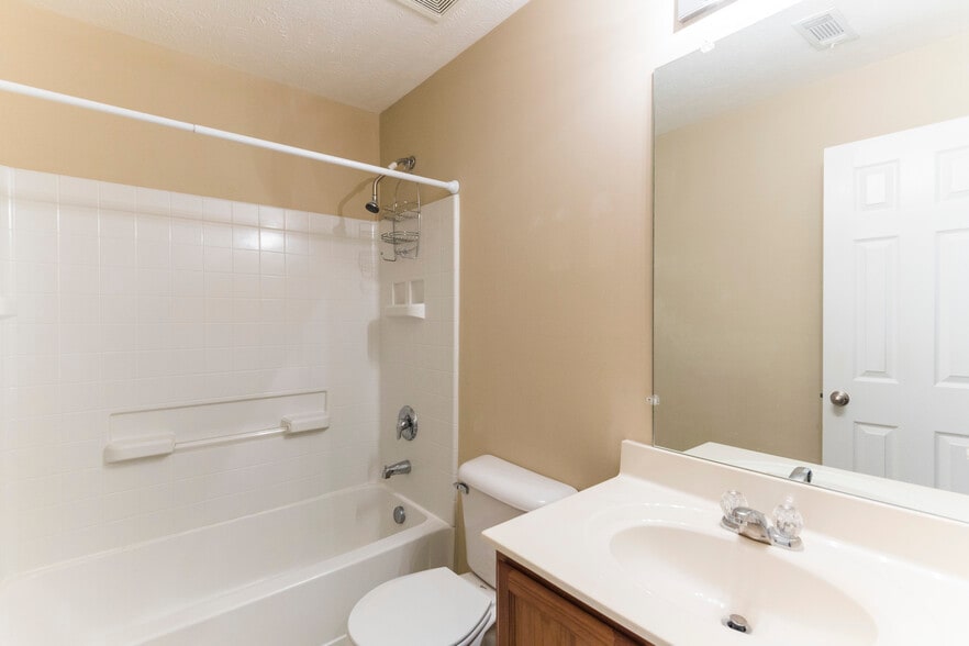 Hall bathroom upstairs for 2nd and 3rd bedrooms - 8725 Ambonnay Dr