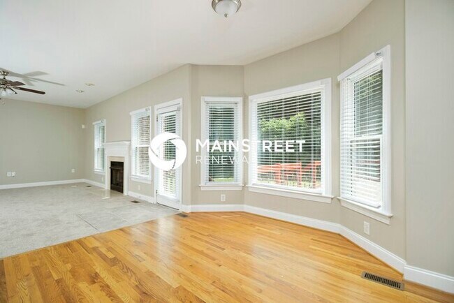 Building Photo - 5 Bedroom Pet-Friendly Home in Charlotte, NC with Main Street Renewal