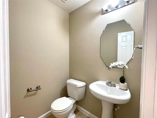 Building Photo - 6330 Applewood Forest Dr